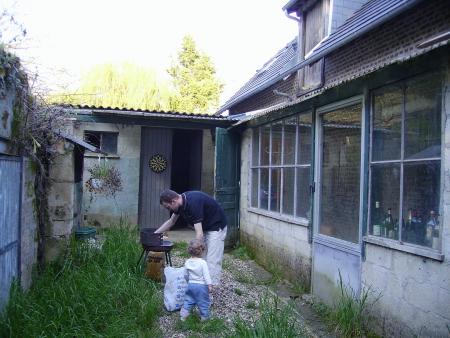 L'autre c�t� de la cour